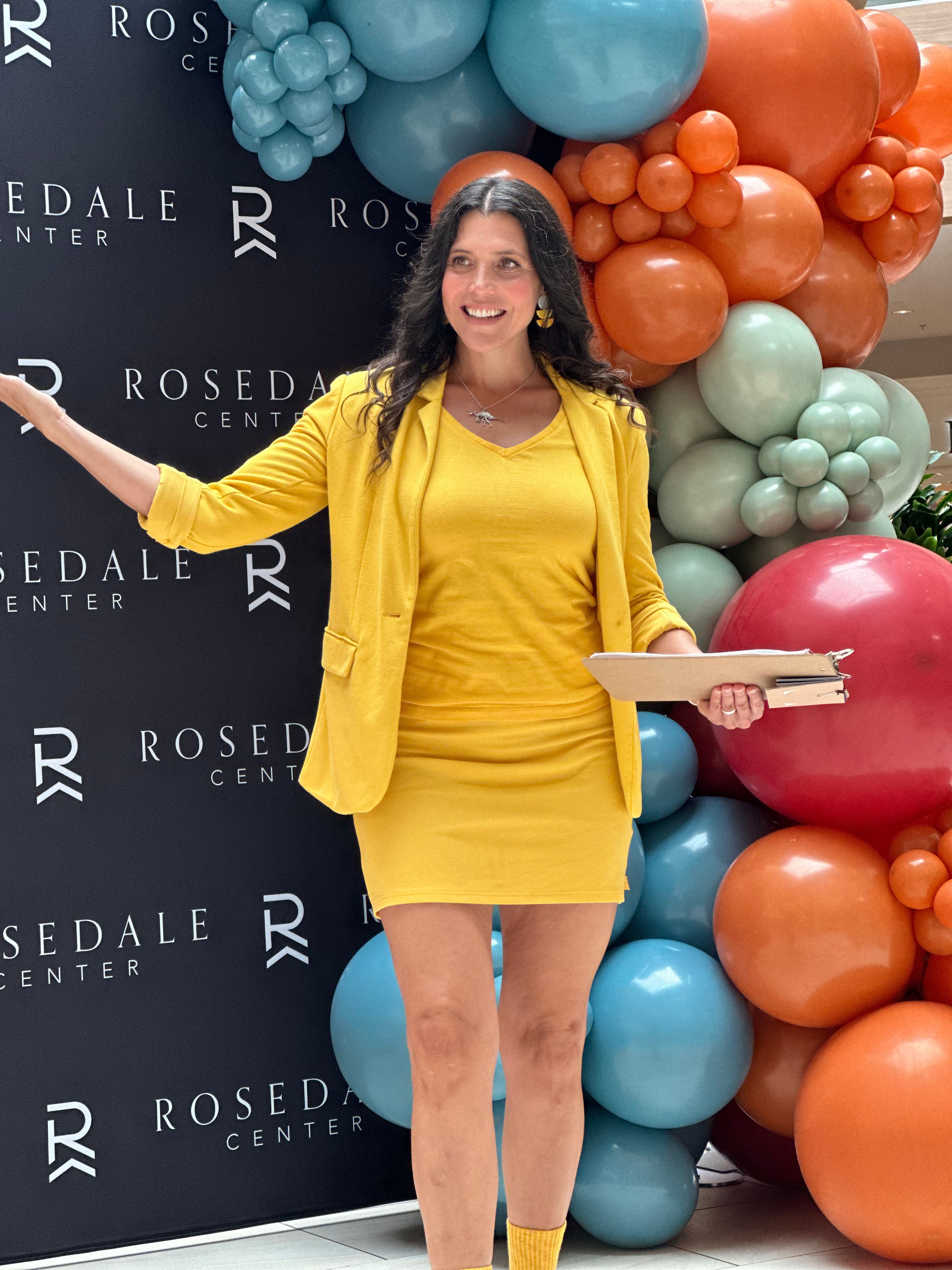 Woman wearing Monochrome yellow pencil skirt, yellow shirt and yellow blazer